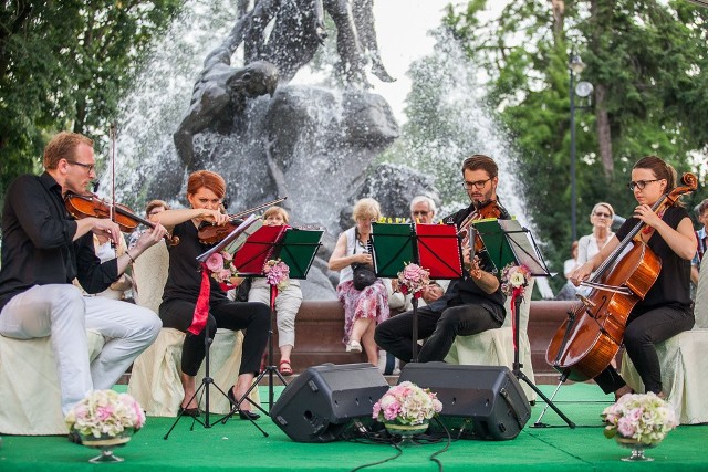 Podczas sobotniego koncertu przy fontannie "Potop", w parku Kazimierza Wielkiego wystąpił kwartet Raffa Quartet. Przy fontannie usłyszeliśmy m.in.: "Libertango" i "Oblivion" Astora Piazzolli, "Tango pour Claude" Richarda Galliano, "Czardas" Vittorio Montiego czy "La Paloma" i Sebastiana Iradiera. Dla widzów gorące tango zatańczyli Arkadiusz Kruszyński i Aleksandra Przybylak.