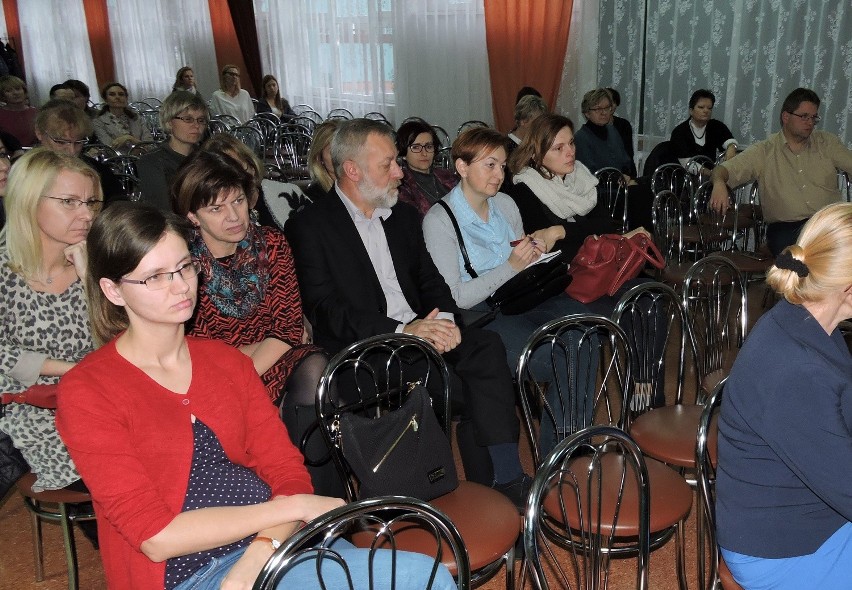 Nauczyciele: Co z nami będzie? Urzędnicy: Bez obaw. Nie będzie zwolnień