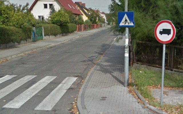 Mieszkańcy ul. Tysiąclecia w Kostrzynie nad Odrą skarżą się, że od pewnego czasu tiry łamią zakaz i jeżdżą tą drogą.