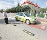 Krzeczów. Progowy bubel na ulicy. Drogowcy przekonują, że jednak ostudził temperament kierowców