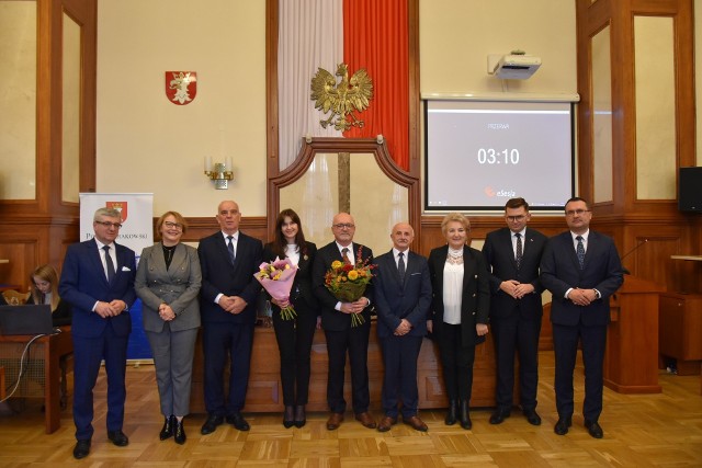 Na sesji rady Powiatu Krakowskiego dyrektorzy szkół Teresa Sieradzka i Karol Papisz odebrali odznaczenia prezydenckie