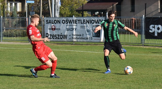 Robert Dadok (z prawej) w ataku na bramkę Widzewa Łódź