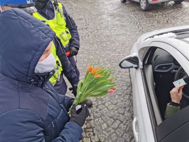 Dzień Kobiet z białostocką policją i WORD-em. Panie zamiast mandatów, dostawały kwiaty