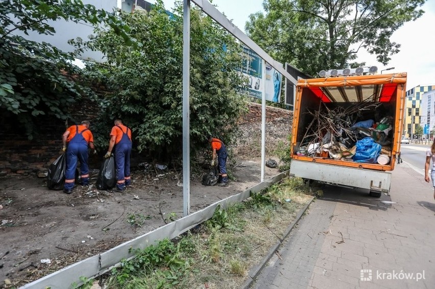 Kraków. Mieszkali za bilboardem. Uchwała krajobrazowa odsłoniła ich koczowisko