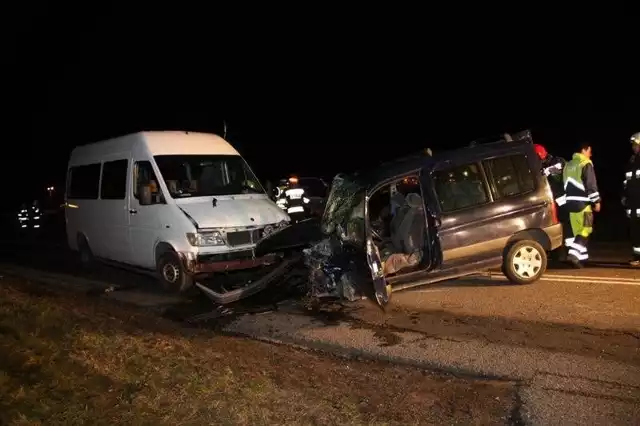 Kierowca citroena berlingo został ranny.