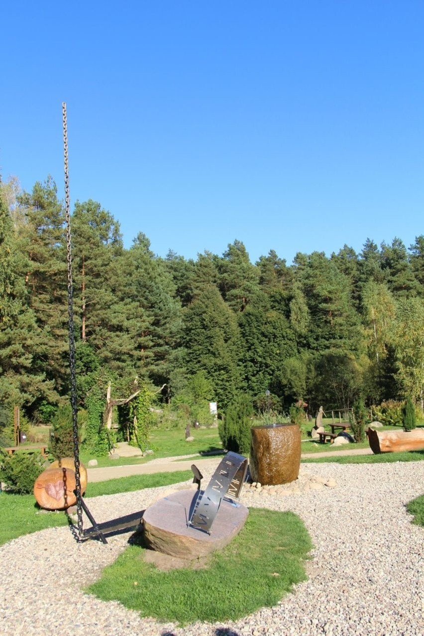 Silvarium to niezwykły park leśny w Poczopku. Znajduje się...