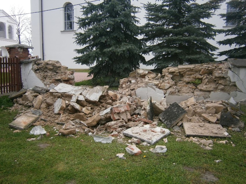 Runął mur wokół Kościoła świętego Jana Chrzciciela w Tuczępach [ZDJĘCIA]