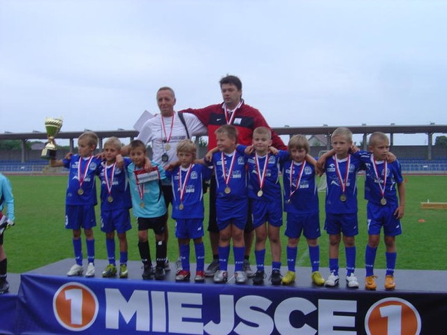 Nasza zwycięska drużyna z trenerami: Tadeuszem Stolarskim (z lewej) i Grzegorz Cyboroniem.