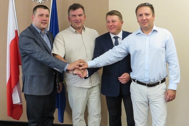 Z tego uscisku dłoni powinny być miejsca pracy. Od lewej: Bartosz Bezubik, Marek Nazarko, Robert Żyliński i Marcin Romańczuk.