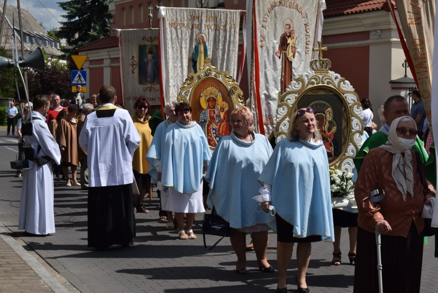 Ostrołęka. Boże Ciało 2021. Procesja Bożego Ciała z Sanktuarium Świętego Antoniego (klasztor). 3.06.2021. Zdjęcia