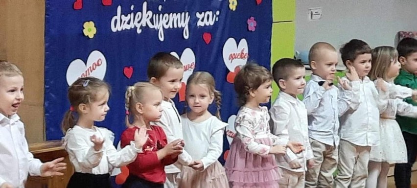 Dzień Babci i Dziadka w Przedszkolu Samorządowym w Sędziszowie. Dzieci podziękowały swoim dziadkom pięknymi występami. Zobacz zdjęcia