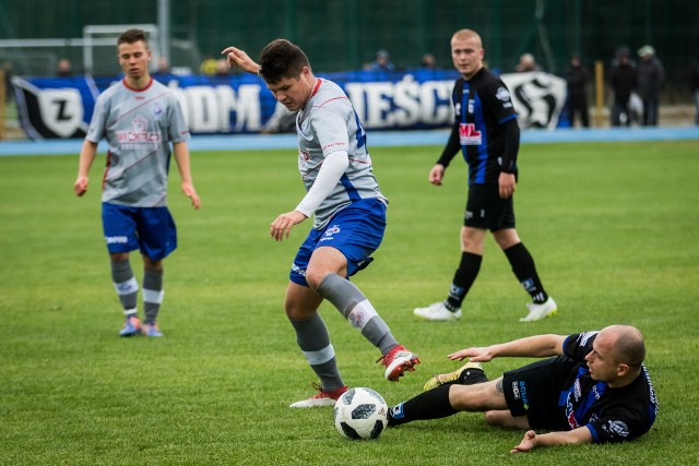 Zdjęcia z derbowego meczu III rundy Regionalnego Pucharu Polski na Sielskiej w Fordonie: SP Zawisza Bydgoszcz - Budowlany KS Bydgoszcz.