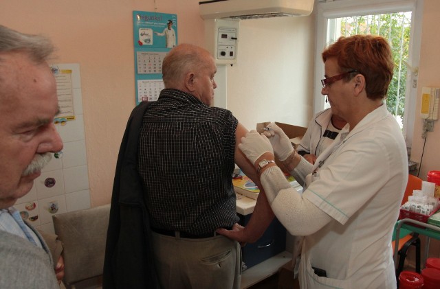 Seniorzy ustawiali się w kolejce po darmowe szczepienia.