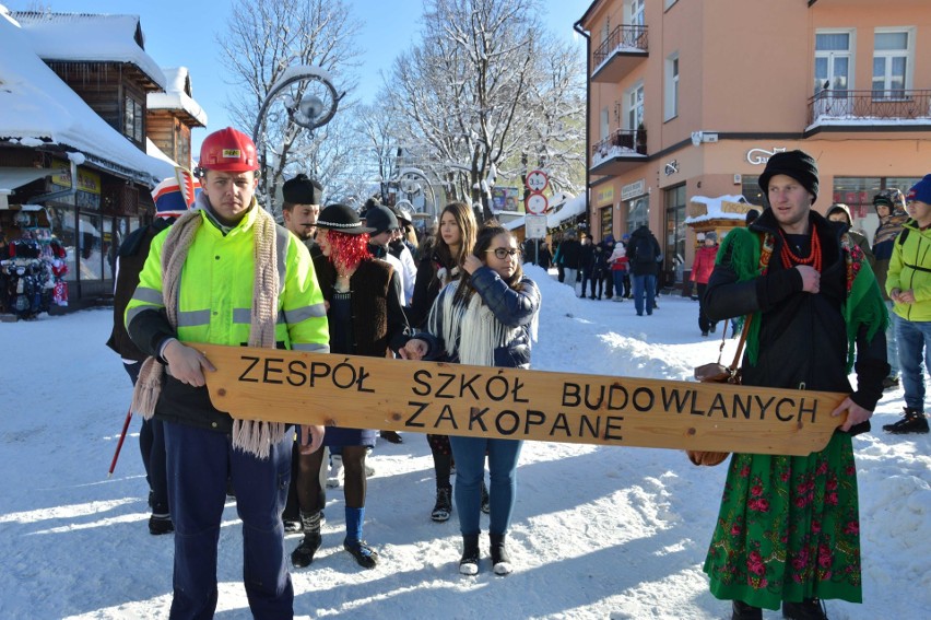 Zakopane. Kilkuset maturzystów zatańczyło poloneza na Krupówkach [ZDJĘCIA]