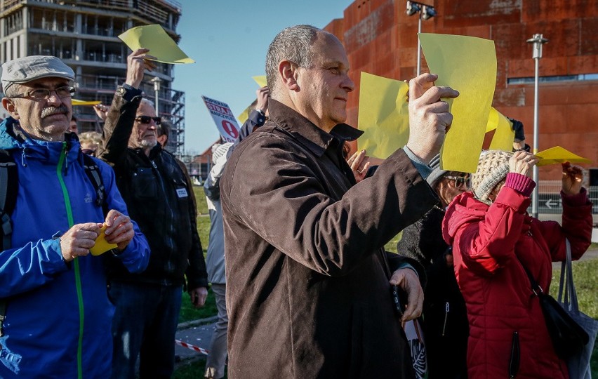 Uczniowie trójmiejskich szkół wyrazili solidarność z protestującymi nauczycielami, tworząc w Gdańsku symboliczny "wykrzyknik poparcia"