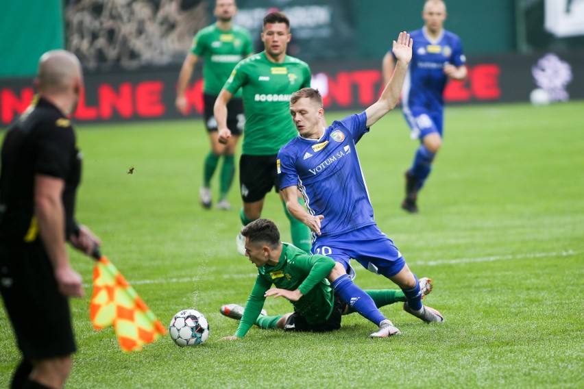 Górnik Łęczna zwyciężył po bramce strzelonej w ostatnich sekundach meczu. Zielono-czarni wygrali 1:0 z Miedzią Legnica  Zobacz zdjęcia