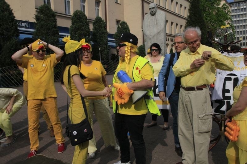 Żółta Alternatywa żąda uwolnienia kaczki! Happening w pasażu Schillera