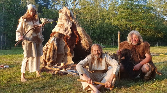 W czasie, gdy jedna grupa zwiedzała jaskinię, a druga Centrum Neandertalczyka, kolejna brała udział w warsztatach z życia człowieka pierwotnego