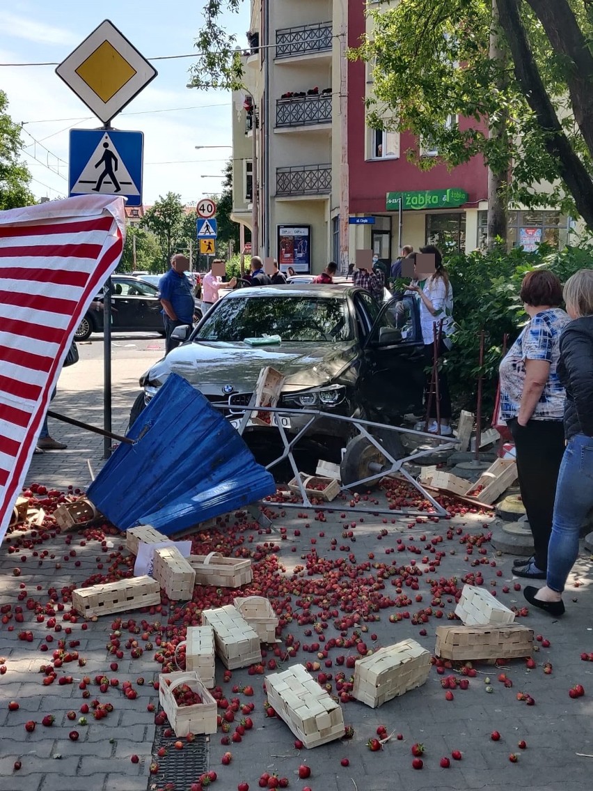 Wypadek na Glinianej. BMW wjechało w stragan z truskawkami [ZDJĘCIA]