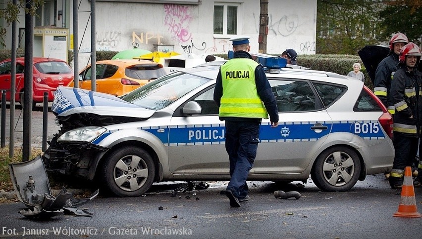 Wrocław: Wypadek radiowozu koło TGG. Policjant wymusił pierwszeństwo (FILM, ZDJĘCIA)