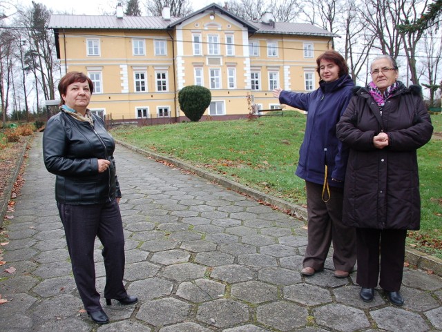 Ludwika Łabno (od lewej), Sylwia Schabowska i Zofia Kras przed DPS-em w Karwodrzy. - Nie wyobrażamy sobie, aby placówka mogła zostać zamknięta. Co z pensjonariuszami, co z załogą? - pytają