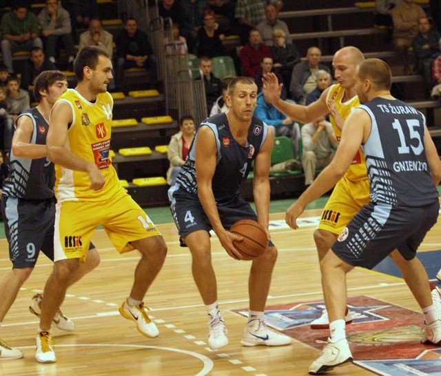 Bartosz Kobus (w środku, nr 4) poprowadził Żurawia w Świeciu do czwartek wygranej w sezonie