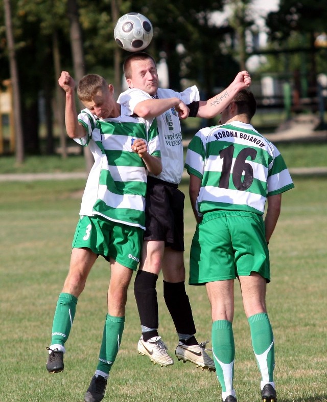 W meczu grupy 5 piłkarze Wspólnoty Serbinów (białe koszulki) rozbili 5:0 Koronę Bojanów (biało-zielone stroje).