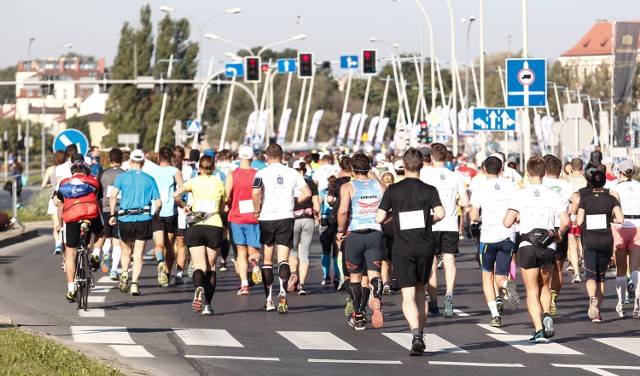 Krótko po starcie uczestnicy IV PKO Maratonu Rzeszowskiego przebiegną przez Most Zamkowy