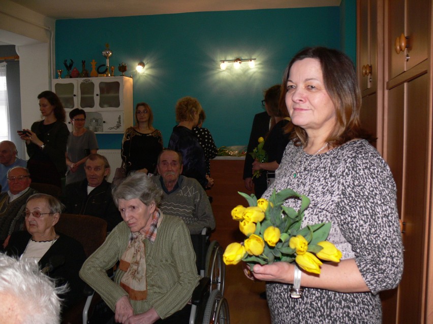 Społecznicy przyszli z żółtymi  tulipanami .
