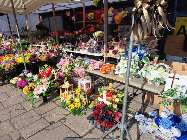 Duży wybór wiązanek na Wszystkich Świętych na kieleckich bazarach. Zobaczcie