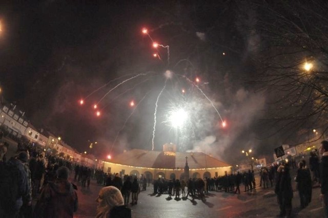 W ubiegłym roku mieszkańcy Staszowa witali Nowy Rok między innymi na rynku w Staszowie. W tym roku zabawy sylwestrowej pod chmurką nie będzie.