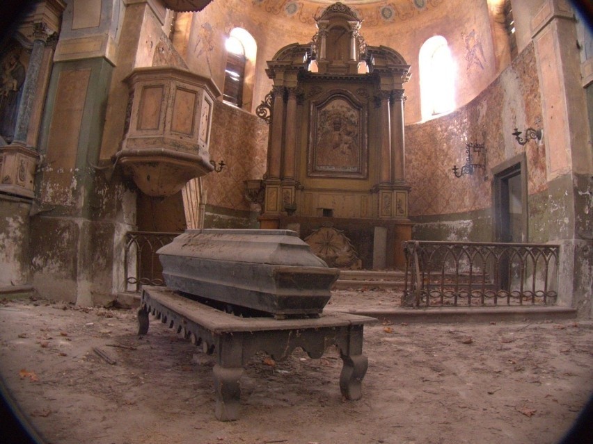 Opuszczony kościół w Grzymałkowie, w gminie Mniów, jak z filmu grozy! Jaką skrywa tajemnicę? [ZDJĘCIA, WIDEO]