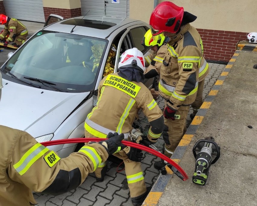 Strażacy ochotnicy z powiatu nyskiego szkolili się w ratownictwie drogowym. 27 z nich zdało egzamin. Zobacz, jak ćwiczyli
