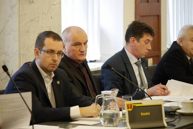 Radny Wojciech Panek (pierwszy z lewej) uważa, że mieszkańcy gminy mają prawo wiedzieć, co się dzieje na sesjach