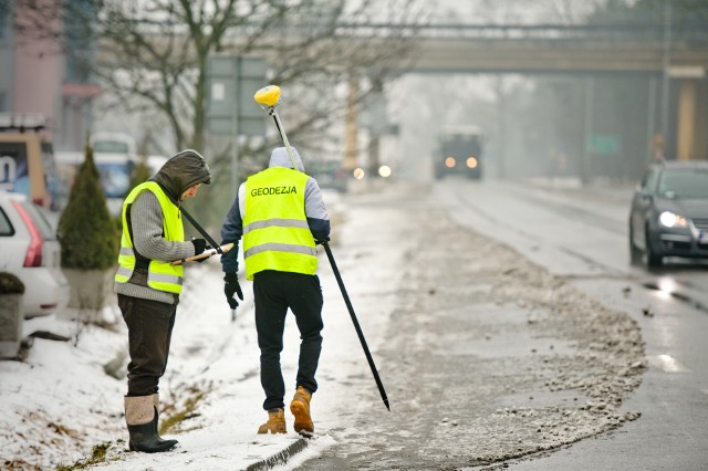 Estakada w Przechowie zostanie zburzona i zbudowana od nowa. Pod nią powstanie rondo. Wczoraj w obrębie planowanego węzła pracowali geodeci