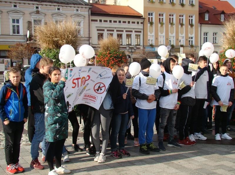 Oświęcim. Wielka akcja przeciw nietrzeźwym kierowcom "No Promil - No Problem". W happeningu na Rynku wzięło udział kilkuset uczniów ZDJĘCIA