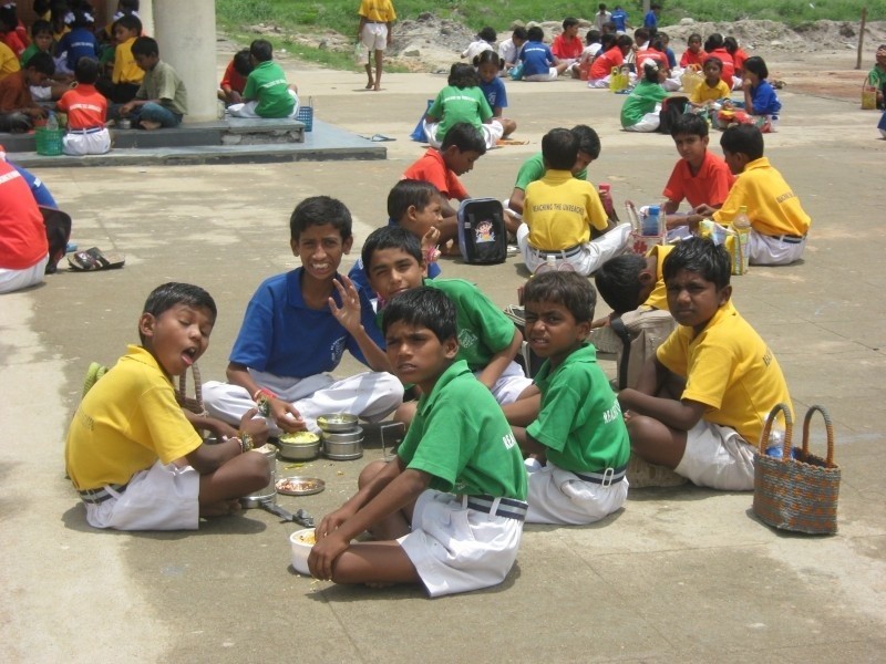 Dzieci ze szkoły w Manvi podczas przerwy