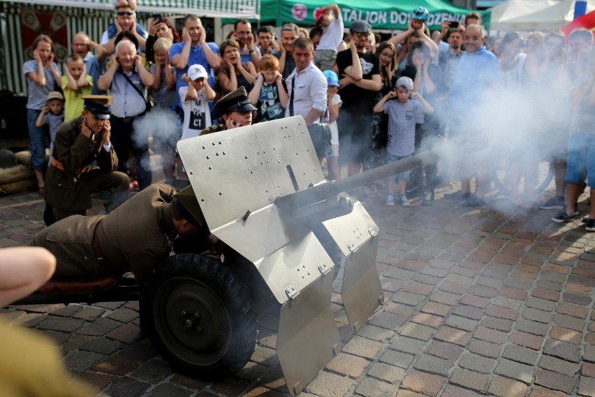 Piknik na placu Szczepańskim. Pokazy sprzętu wojskowego i...