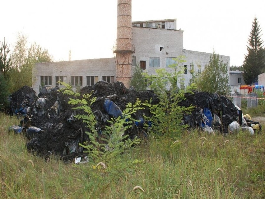 Nielegalne składowanie odpadów w miejscowości Lipa. Zatrzymano trzech mężczyzn [ZDJĘCIA]