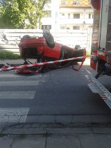 Kraków: wypadek przy ul. Szwedzkiej. Dwie osoby w szpitalu [ZDJĘCIA]
