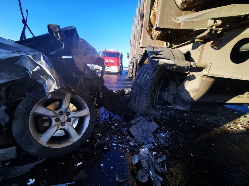 Wypadek na S6. Samochód osobowy uderzył w samochód ciężarowy [ZDJĘCIA]