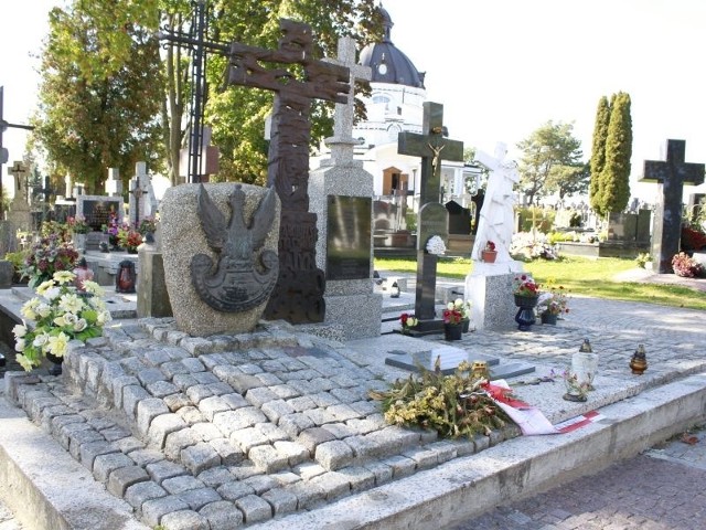 Zespół nagrobków stoi przy głównym wejściu na cmentarz. Ksiądz z parafii pw. Wszystkich Świętych chce, by było to miejsce pamięci.