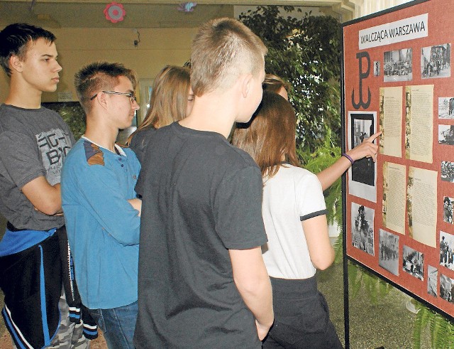 Uczniowie z zaciekawieniem oglądali wystawę poświęconą Powstaniu Warszawskiemu