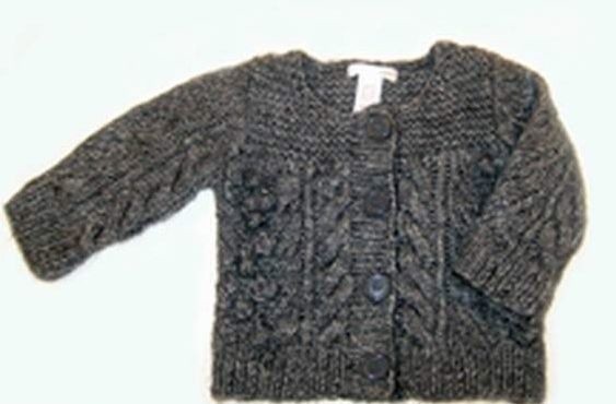 Klienci takiego sweterka mogą go zwrócić do najbliższego sklepu H&M. Otrzymają zwrot ceny zakupu.