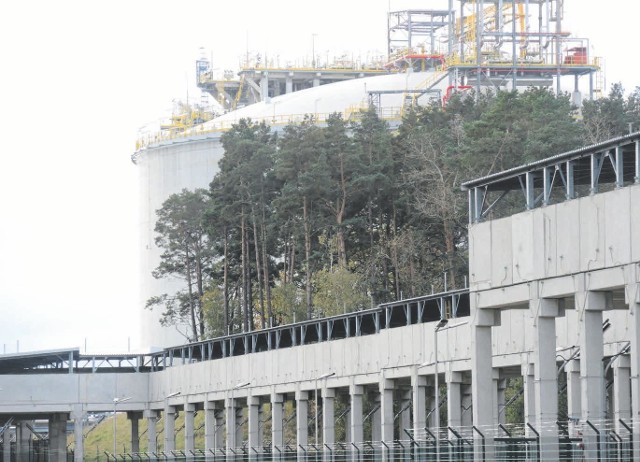 Zdjęcie ilustracyjne. Teren terminalu, jeden ze zbiorników na skroplony gaz - LNG