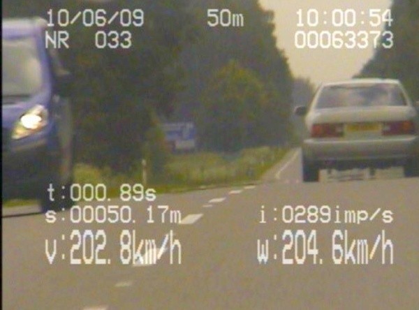 Lexus na ósemce jechał 202 km/h. Policja dopadła go po pościgu. Za nagranie zapłacił 500 zł. (zdjęcie)