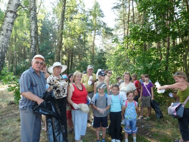 Dzieci i seniorzy ręka w rękę zbierali śmiecie w lesie wokół miejscowości Szczyty koło Białobrzegów.