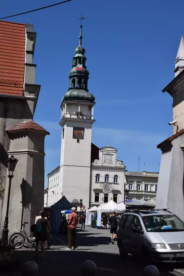 2 września urzędnicy przeniosą się do Zajazdu Nadodrze, który wynajmie jedno piętro na dwa lata. Ruszy remont, który będzie możliwy, dzięki obcięciu zakresu kosztownych prac.ZOBACZ TEŻ:Gdyby nie rok 1945 most w Bytomiu Odrzańskim byłby najładniejszy w regionie [ZDJĘCIA]Centrum Historyczno - Kulturalne w dawnym kościele ewangelickim w Bytomiu OdrzańskimPOLECAMY:Muzeum Ziemi Lubuskiej - rozbudowa i odnalezione na niej skarby