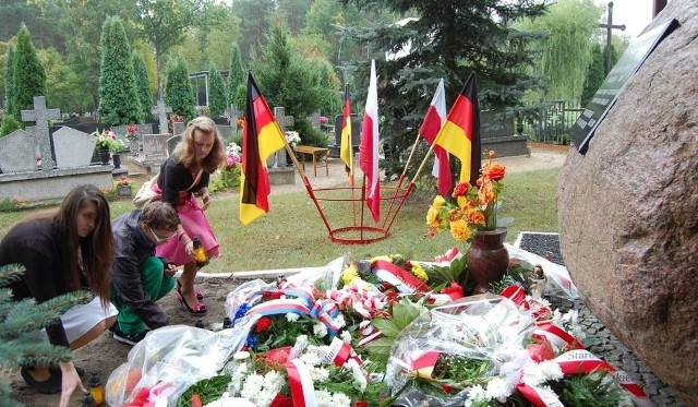 Przy obelisku ku czci niemieckich ofiar obozu i przy pomniku poświęconemu pomordowanym w obozie Polakom - przedstawiciele obu narodów znów będą mówić o pojednaniu, jak 20 lat temu