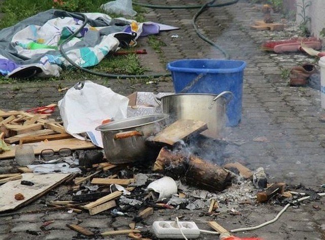 Bydgoscy strażnicy miejscy zostali wezwani do interwencji. Na posesji na terenie miasta jej właściciel rozpalił ognisko. Nie byłoby nic w tym nietypowego, gdyby nie to, że ogień rozpalony został w pobliżu przyłącza gazowego. Widok, jaki zastali na miejscu municypalni, był porażający...Opis interwencji i więcej zdjęć z posesji >>>Flesz - wypadki drogowe. Jak udzielić pierwszej pomocy?